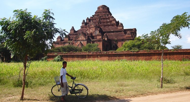 Dhammayangyi Pahto in Bagan in central Myanmar / Burma