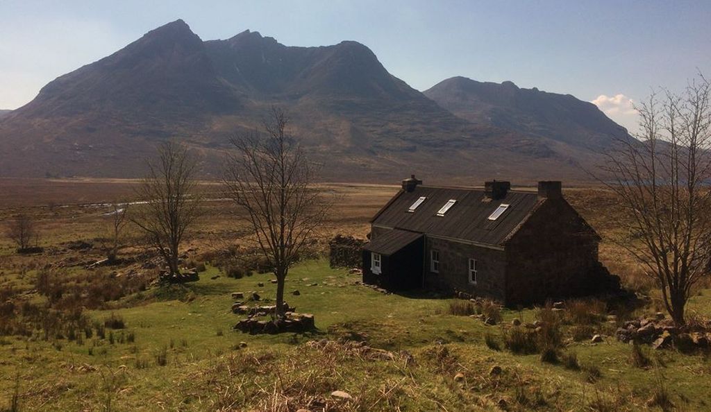 Sheneval Bothy beneath An Teallach