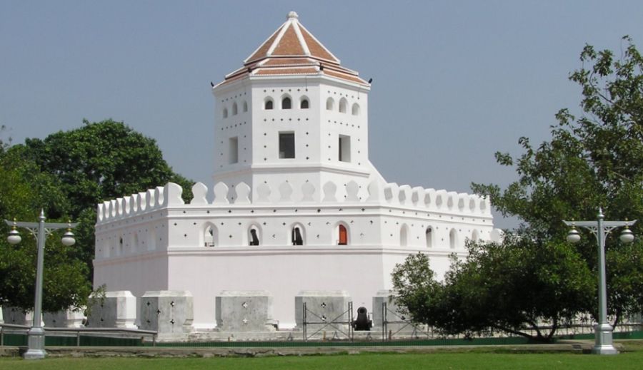 Phra Sumen Fort in Santichaiprakan Park Bangkok